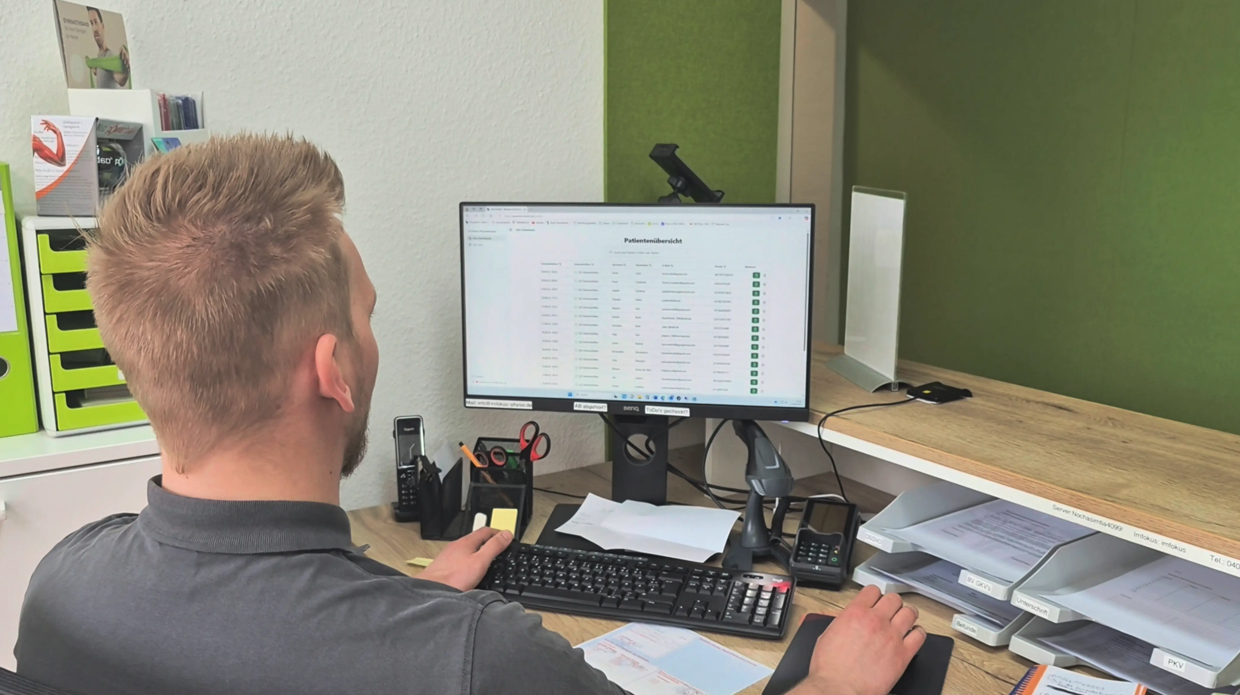 Praxisinhaber sitzt an der Rezeption